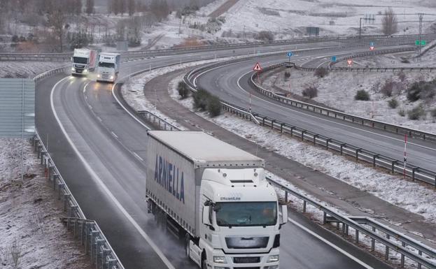 La Nieve Impide A Los Camiones Circular Con Normalidad Por La A El